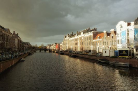 Bezoekers bij een bioscoop in Haarlem tijdens een gezellige filmavond in de stad
