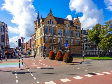 Straatbeeld in Haarlem met verkeer en hulpdiensten, passend bij geluidsoverlast Haarlem vandaag