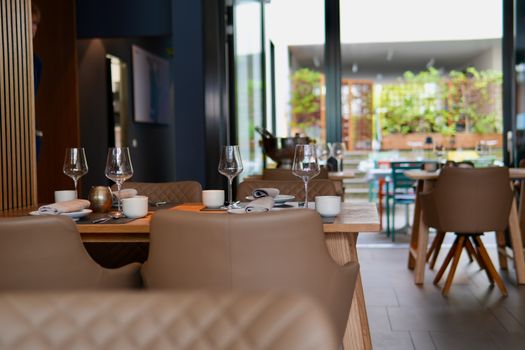 Interieur van een knus restaurant Haarlem met kaarslicht, kleine tafels en diners in de oude binnenstad