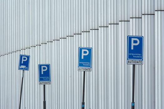 Straat met geparkeerde auto's in de binnenstad van Haarlem bij informatie over parkeervergunning Haarlem