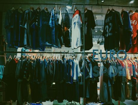 Etalage van een sport kleding winkel in Haarlem met hardloop- en fitnesskleding in een drukke winkelstraat