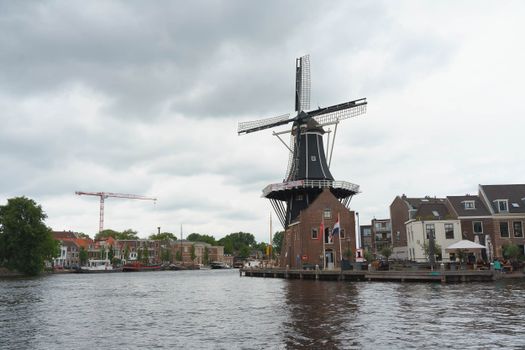 Storm Haarlem vandaag boven de Grote Markt met buigende bomen en donkere wolken