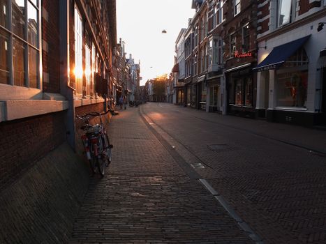 Vandaag in Haarlem op de Grote Markt met terrassen, winkelend publiek en de Sint-Bavokerk op de achtergrond