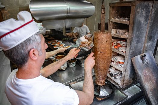 Verse broodjes en kapsalon bij een dönerzaak in het centrum van Haarlem, passend bij beste doner haarlem