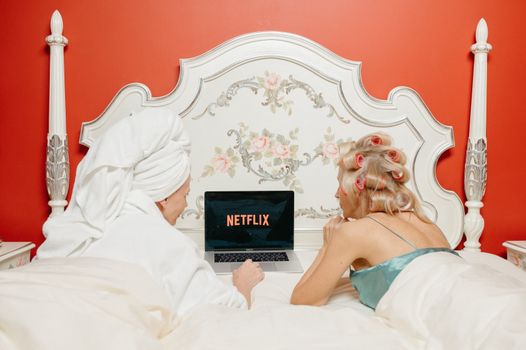 Streamingavond in Haarlem met een televisie waarop een ranglijst van de beste Netflix-series ooit staat