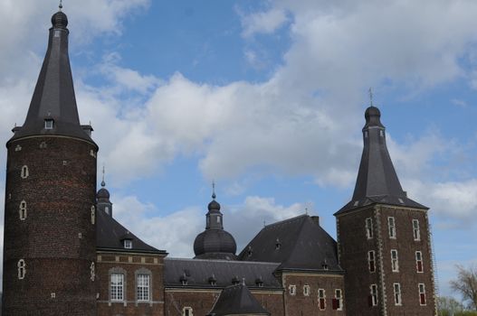 Smartphone met haarlems dagblad en lokaal nieuws uit Haarlem op de achtergrond bij de Grote Markt