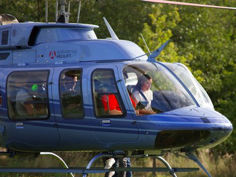 Helicopter Haarlem vandaag boven woonwijk in Haarlem met zicht op daken en lucht