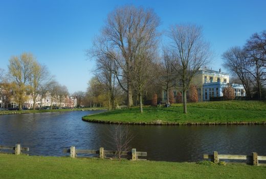 Avondwinkelend publiek in de Grote Houtstraat tijdens koopavond in Haarlem
