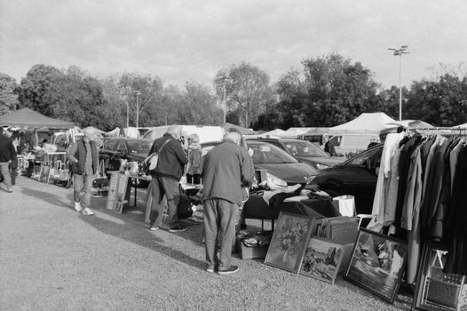 Kramen en bezoekers op een rommelmarkt Haarlem vandaag bij een plein in de binnenstad