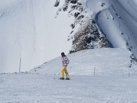 Snowboarder op een rail tijdens snowboarden slopestyle mannen olympische winterspelen 2026