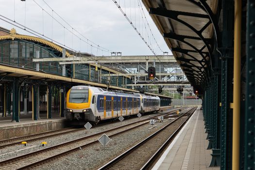 Starter bekijkt huizenaanbod in Haarlem en rekent aan de starterslening in 2026