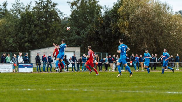 Supporters kijken wk voetbal wedstrijden op groot scherm in de binnenstad van Haarlem